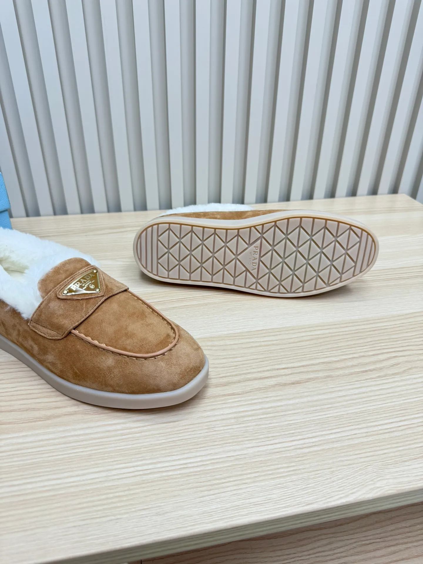 p580 Prada couple loafers｜Winter warmth and good looks at the same time online❄️👫 This is the C position of the shoe cabinet this autumn and winter! Prada's new couple's loafers are high-end yet still stylish~ ✨Imported frosted cowhide fabric, exquisite texture and high-end at first glance 🐑Australian imported sheepskin fur integrated lining, maximum warmth retention! It is also super warm to wear in winter in the north. 🔺The classic triangle logo embellishes the upper, which is simple and elegant, with perfect recognition. 💯Original TPU absorbent film outsole, non-slip, wear-resistant and durable. A must-have item for couples to go out on the street! The upper foot instantly enhances the overall outfit level, whether it is paired with a coat or a down jacket, it looks great ~ #Prada Loafers #coupleshoesrecommend #wintermusthaveshoes #luxurywear Outfit Fabric: Imported two-layer frosted cowhide Lining: Sheepskin imported from Australia One piece Outsole: Original Tpu absorbent film outsole Female size: 35~41 (customized in 41) Male size: 39~45 (customized in 45)